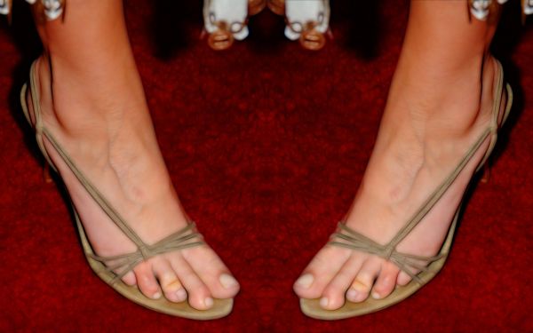 girls bare feet