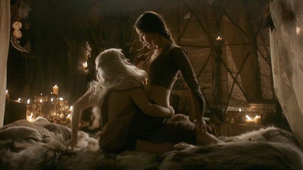 emilia clarke lesbian scene gif