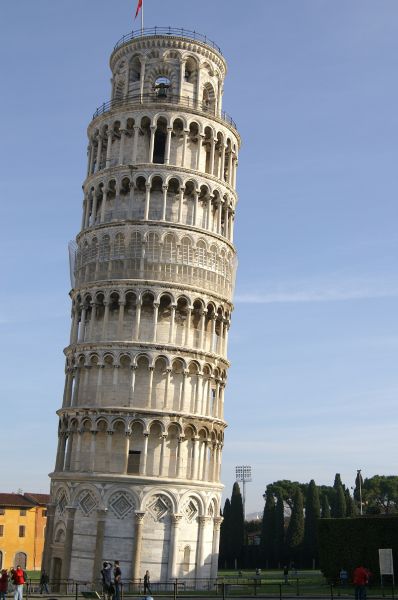 leaning tower of pisa falling