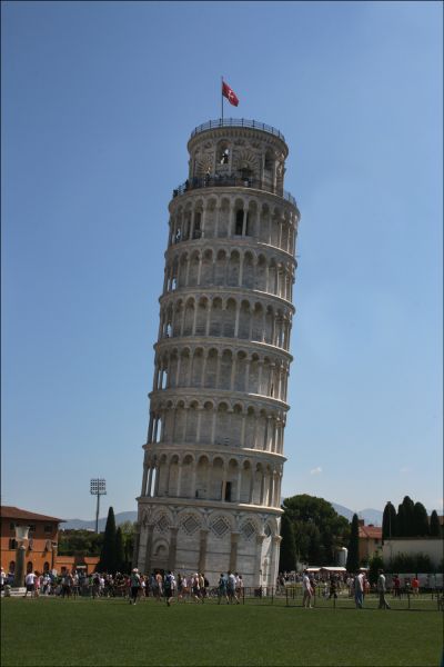 leaning tower of pisa at night