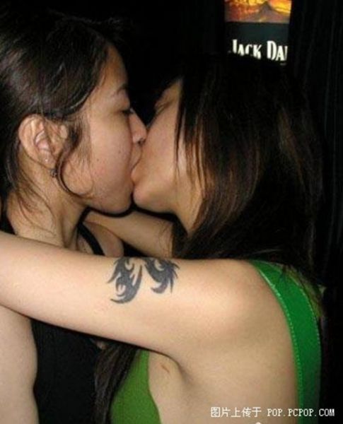 jap girls kissing