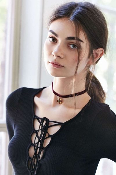 teen girl wearing choker necklace