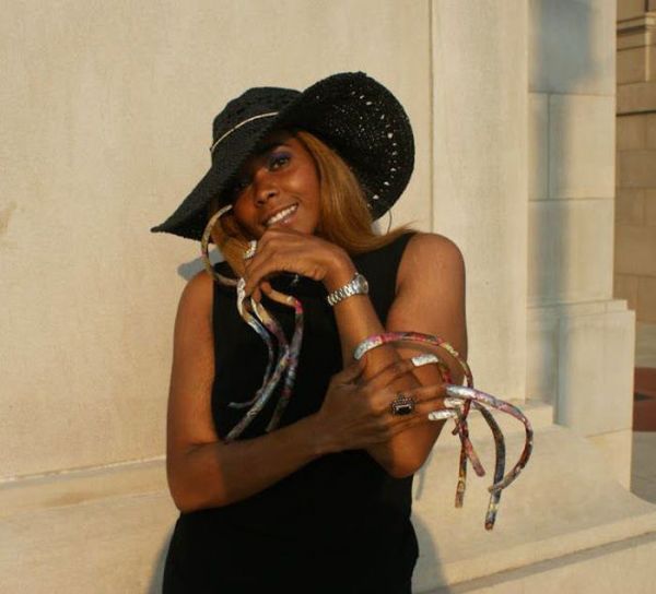 woman with longest fingernails