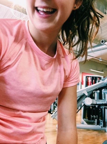 womens gym selfie