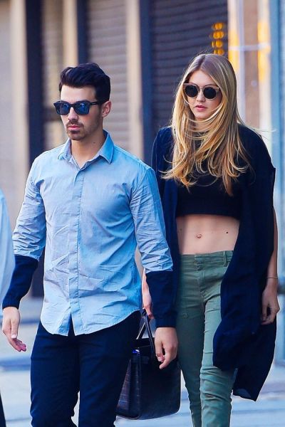 gigi hadid and joe jonas kissing