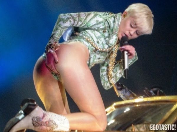 miley cyrus butt naked