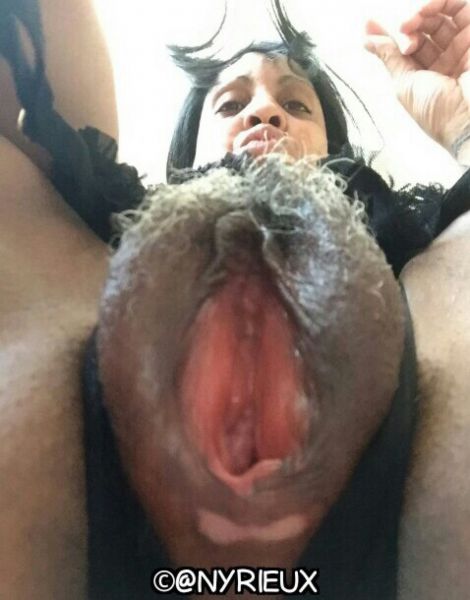 close up ebony pussy selfie