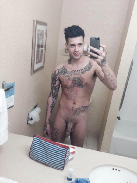 muscle guy naked selfies amateur