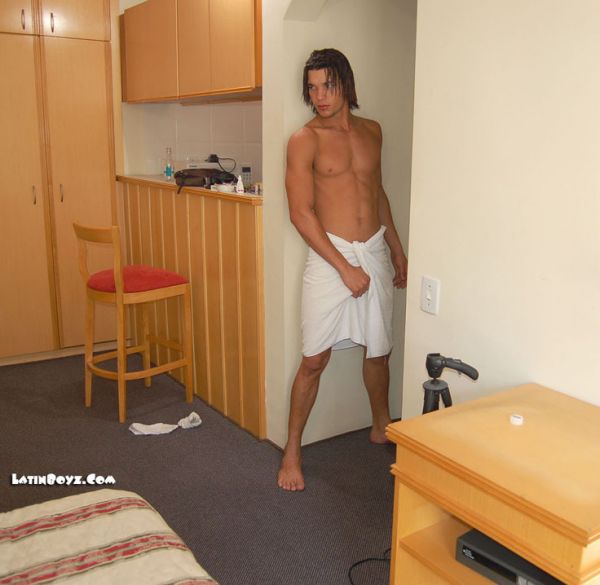 smooth naked twink