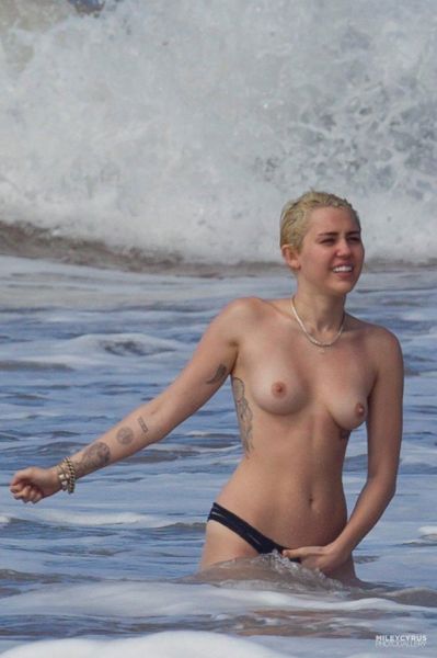 jennifer aniston topless