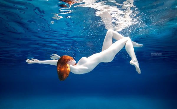nude couples underwater