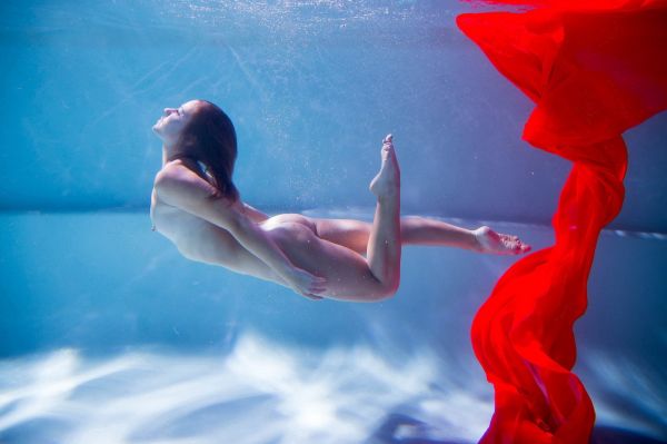 nude couples underwater