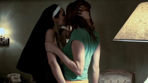 lesbian kissing gf