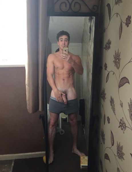gay nude selfies