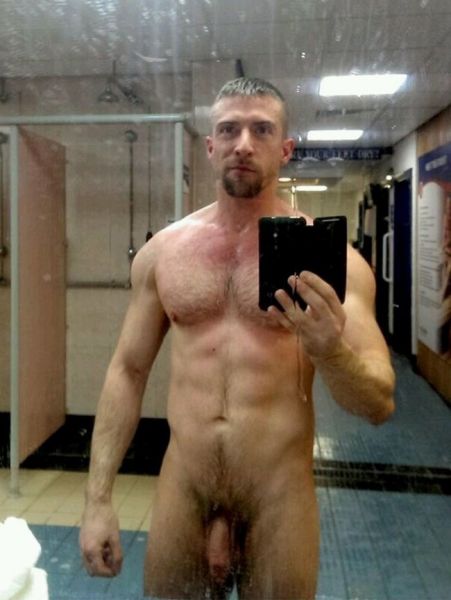 naked male muscle selfie