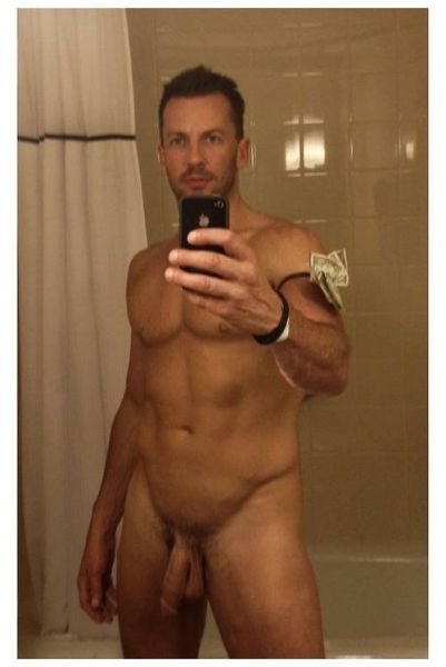 hung nude selfies