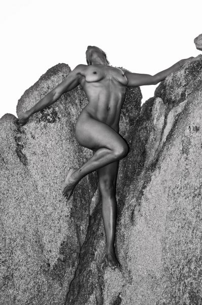 beautiful tan nude woman outdoor