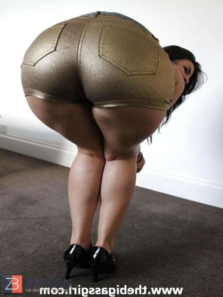 big ass booty shorts selfie