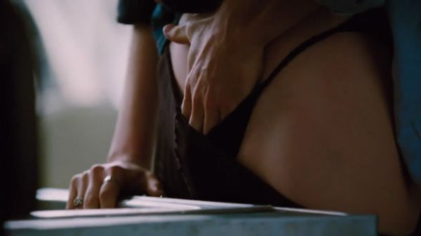 anne hathaway toplesx