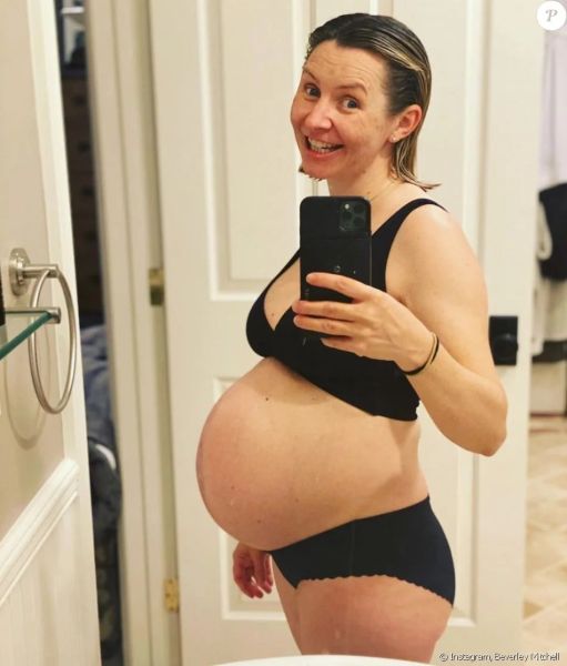beverley mitchell toes