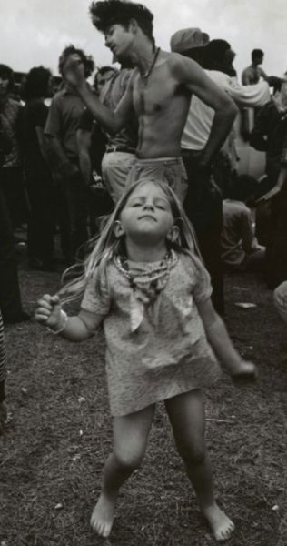 woodstock festival crowd suef