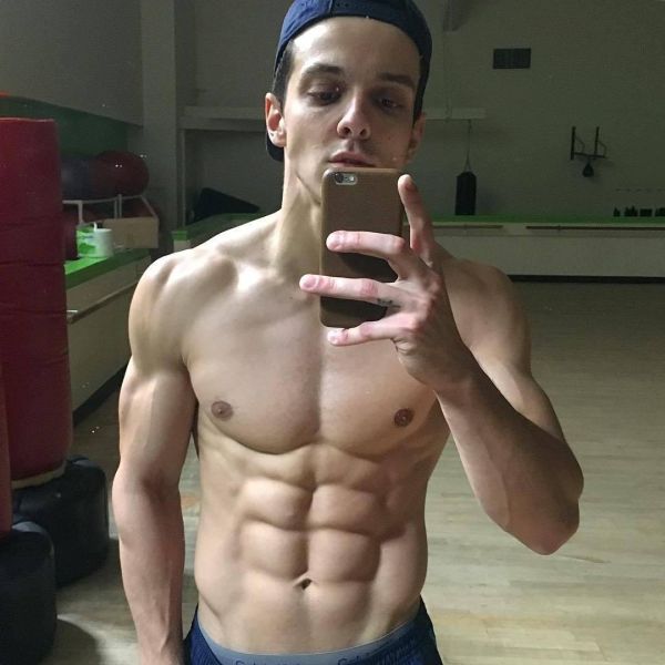 men with no line down abs