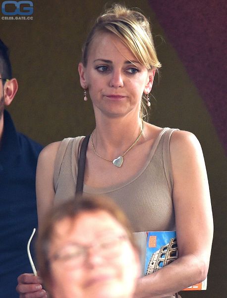 anna faris yoga