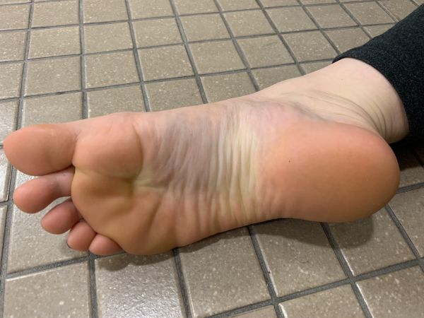 scrunches soles laying down