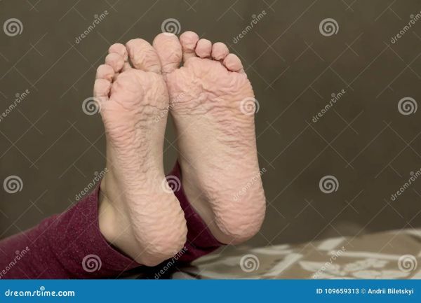 crinkle toes into camera