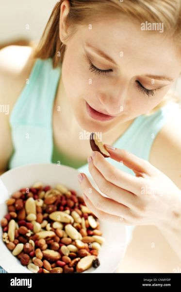 eating fruits with nuts