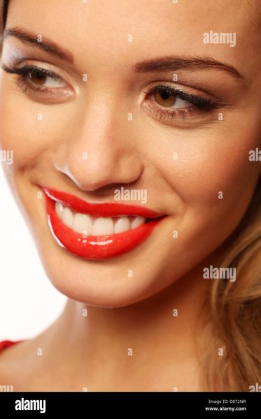 apply lipstick