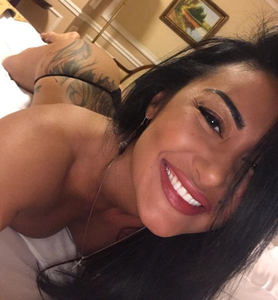 iris west actress with no clothes on