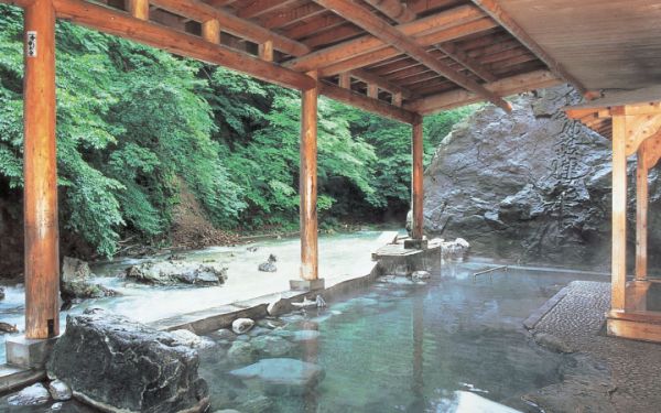 onsen winter night
