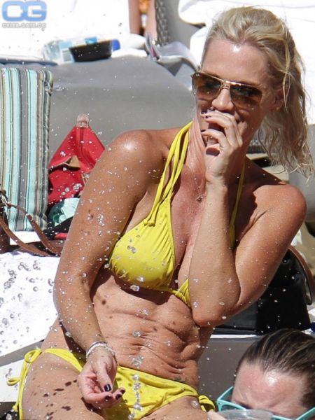jennie garth toes