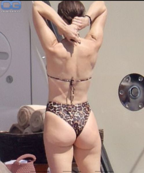 jessica biel foot