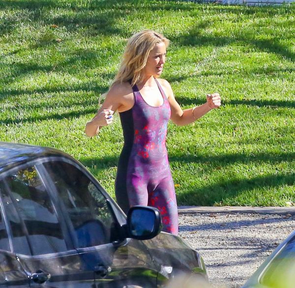 kate hudson bath photo