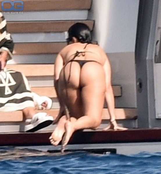 kourtney kardashian bikini 22