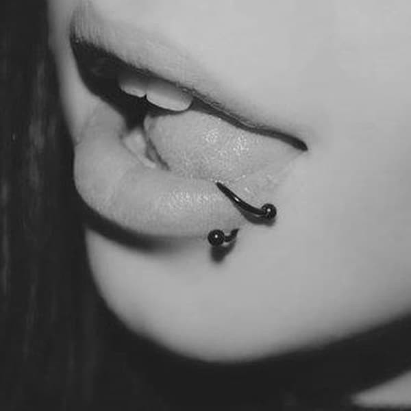 labret lip piercing