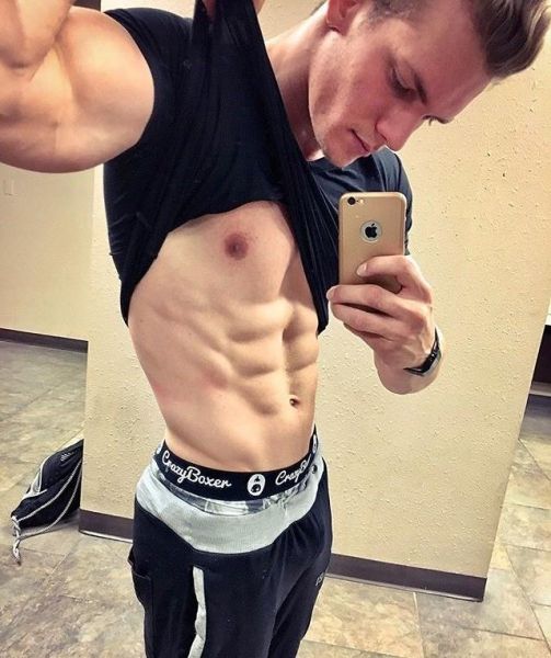 foto hombre espejo abs