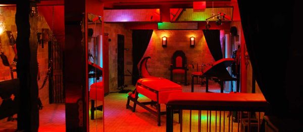 diy dungeon room