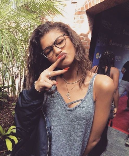 pretty girl no face aesthetic