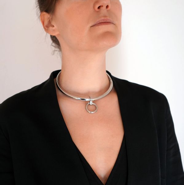 discreet collar politician