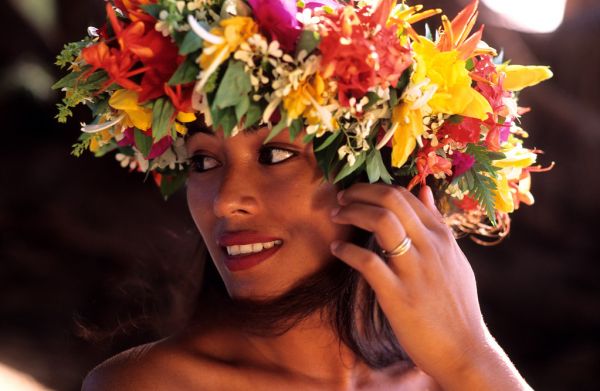 french polynesia women dancers