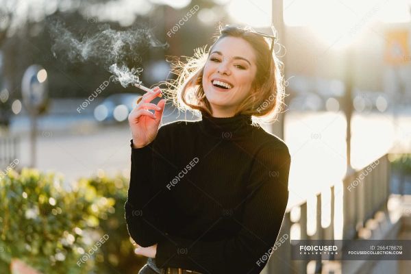 women smoking at aintree