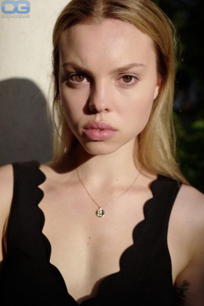 model zoe alexander